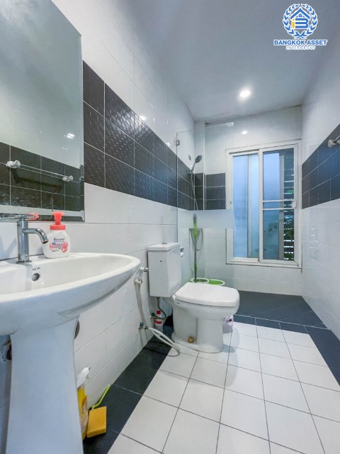 *****บ้านเดี่ยวมือสองนนทบุรี ราคาสุดคุ้ม! ม.เดอะลิฟวิ่ง2 บ้านกล้วย-ไทรน้อย เนื้อที่ถึง 60 ตร.ว. ฟังก์ชั่น 4 ห้องนอน 3 ห้องน้ำ บ้านสวย พร้อมอยู่ หน้าบ้านวิวสวน บนทำเลคุณภาพ! ติดถนนใหญ่ เดินทางสะดวกใกล้ถนนกาญจนาภิเษก ใกล้เซ็นทรัลเวสต์เกต และรถไฟฟ้าสถานีคลองบางไผ่